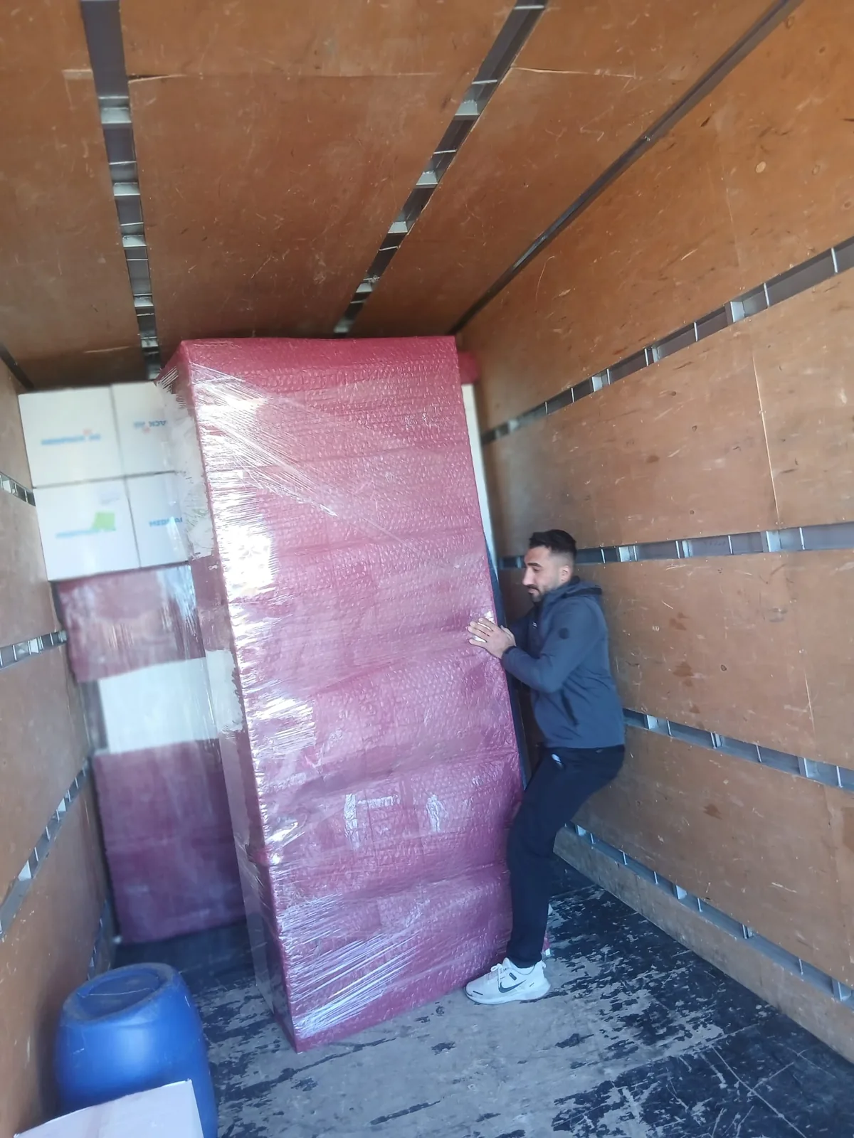 Mobilya taşıma hazırlığı